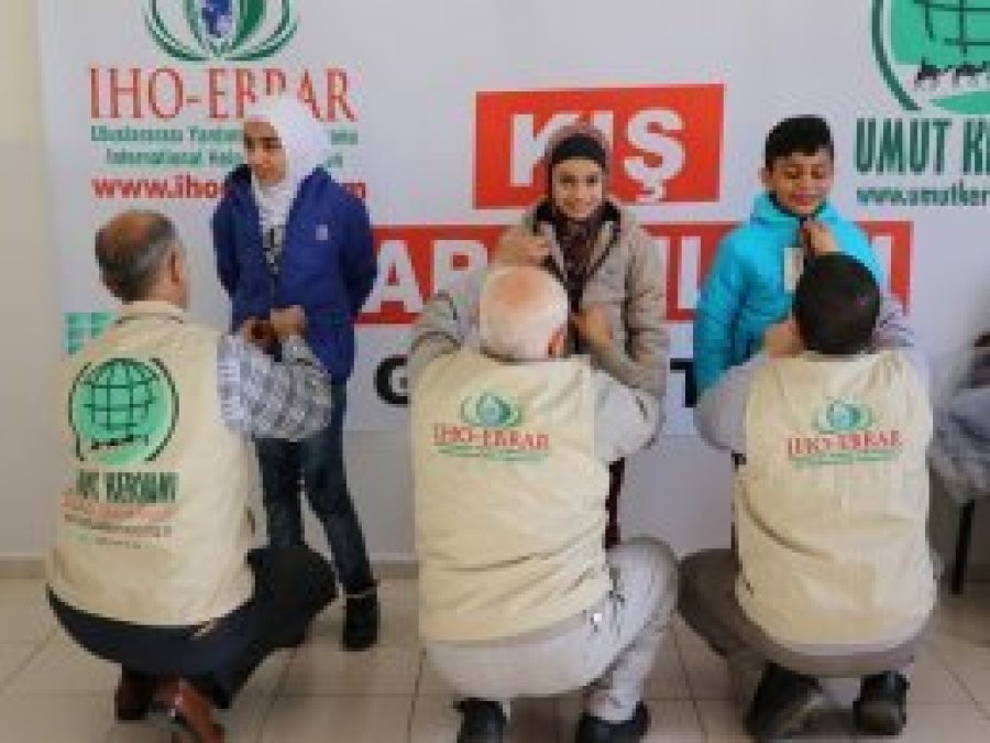 IHO-EBRAR yetim ve fakir çocukları sevindirdi