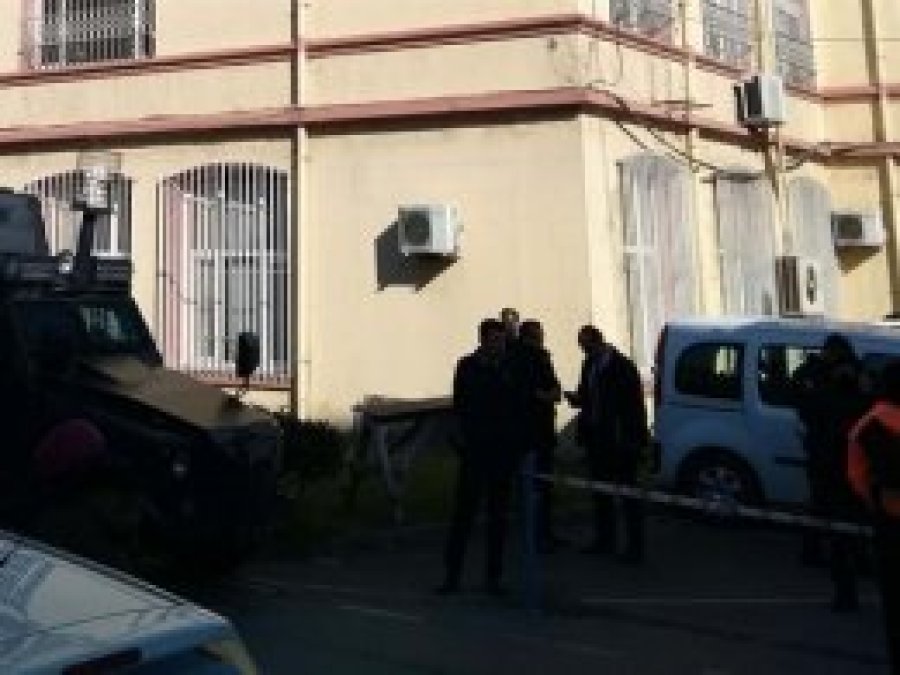 Cerrahpaşa'da polis intihara kalkıştı