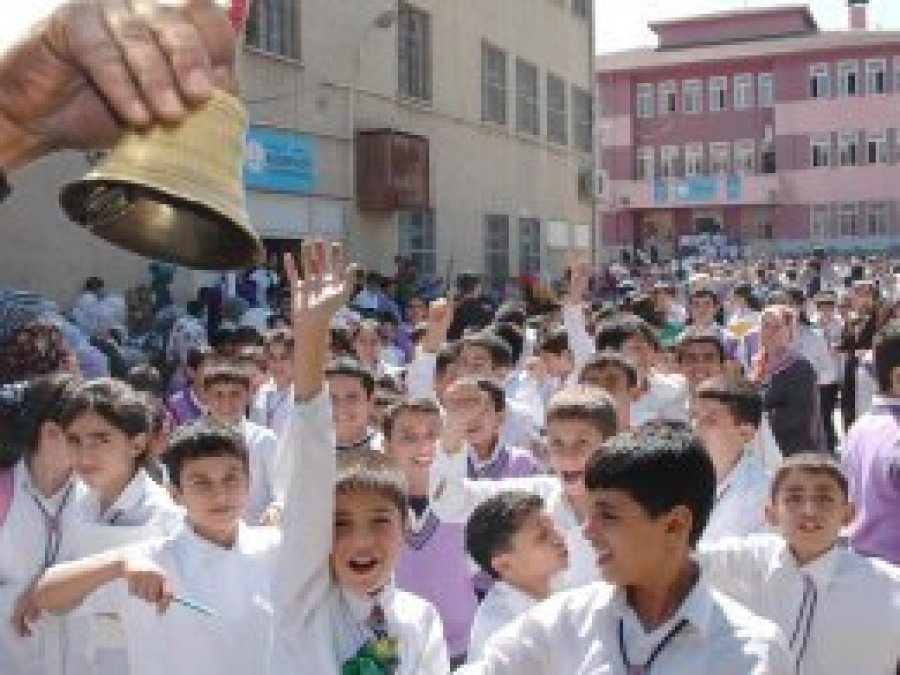 Milyonlarca öğrenci yarın ders başı yapacak