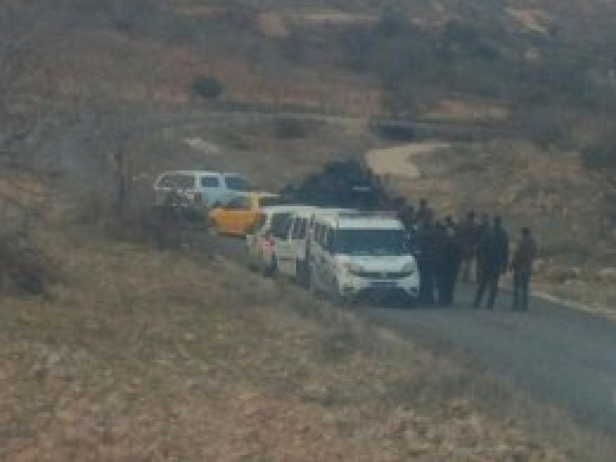 Eşini ve çocuklarını rehin aldı
