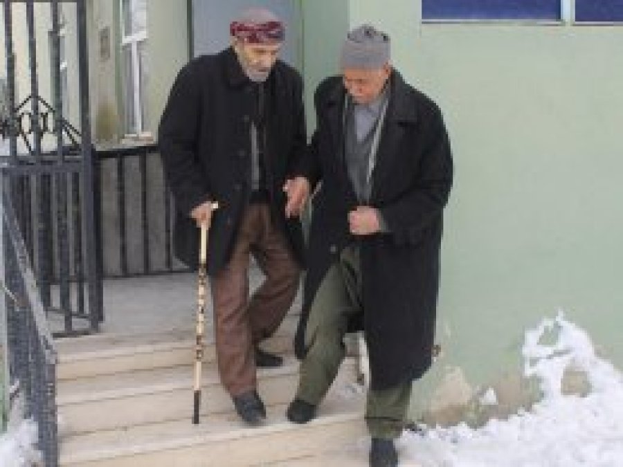 83 yaşındaki görme engellinin cami aşkı