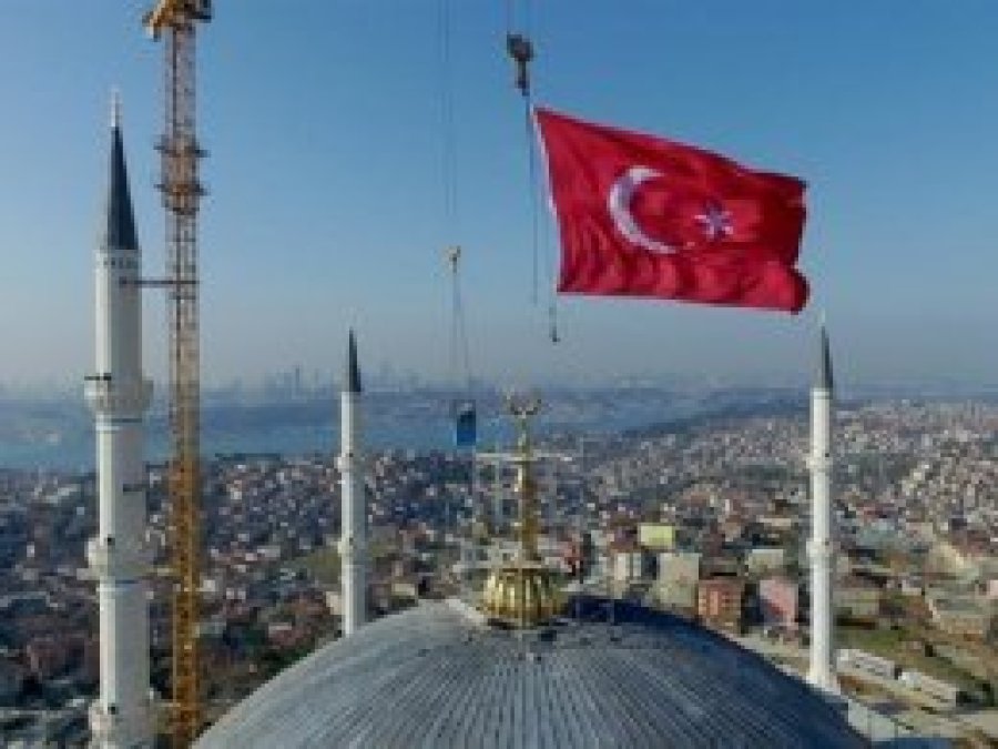 Çamlıca Camisi'nin alemi törenle yerleştirildi