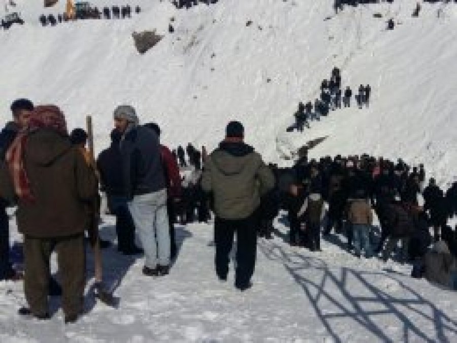 Çığ altında kalan operatör hayatını kaybetti