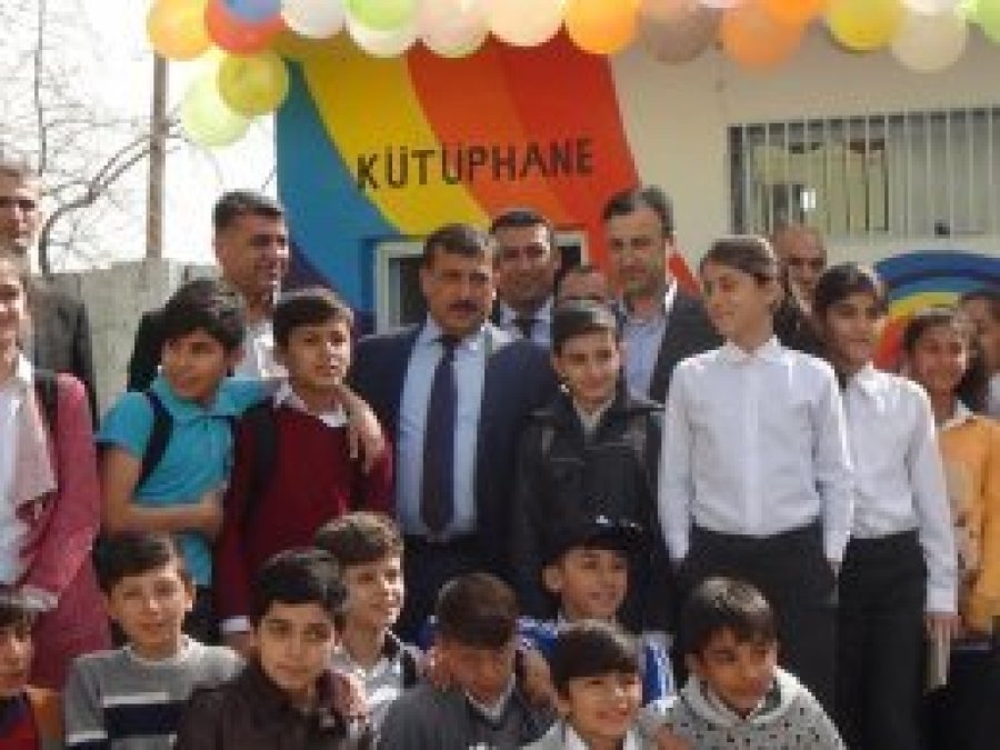 Öğretmen ve velilerin girişimiyle okula kütüphane kuruldu