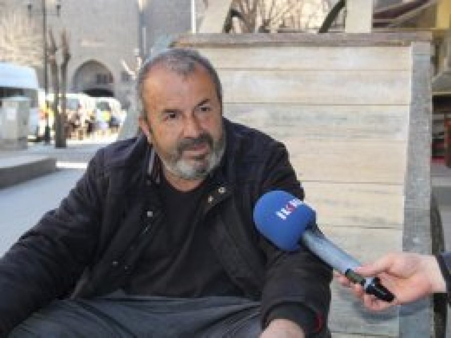 'Çekçek' ile yük taşıyarak ailesini geçindiriyor