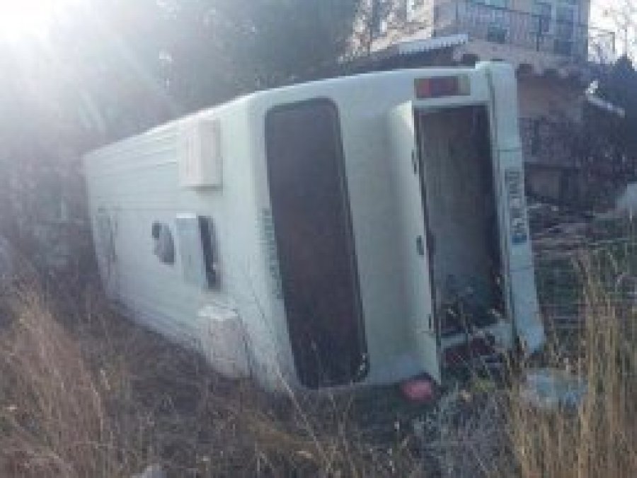 Silivri'de öğrenci servisi devrildi: 14 yaralı