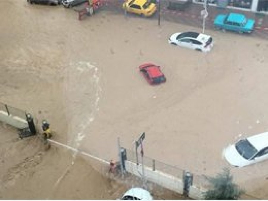 Şiddetli yağış Mersin'de okulları tatil ettirdi