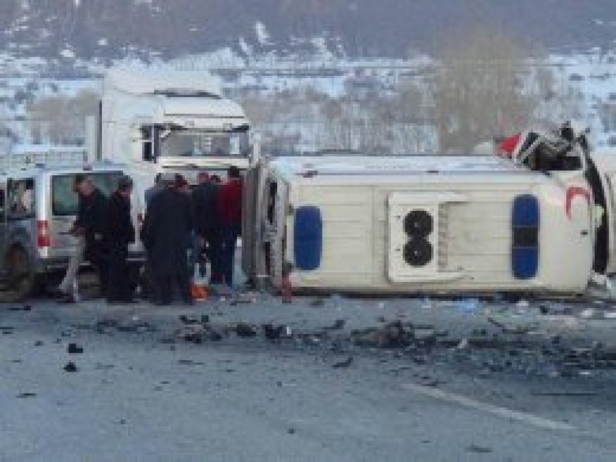 Ambulans araca çarptı: 2 ölü
