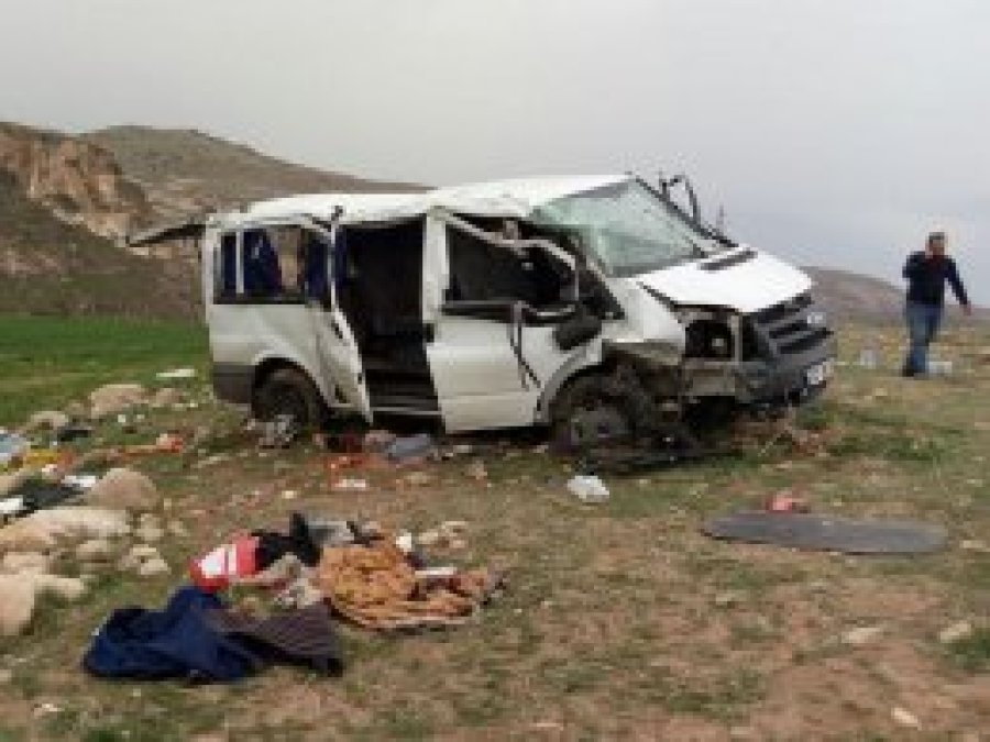 Minibüs devrildi aynı aileden 1 ölü 10 yaralı