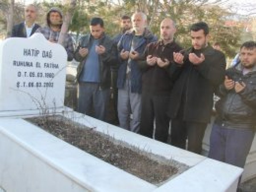 Şehid Hatip Dağ kabri başında anıldı