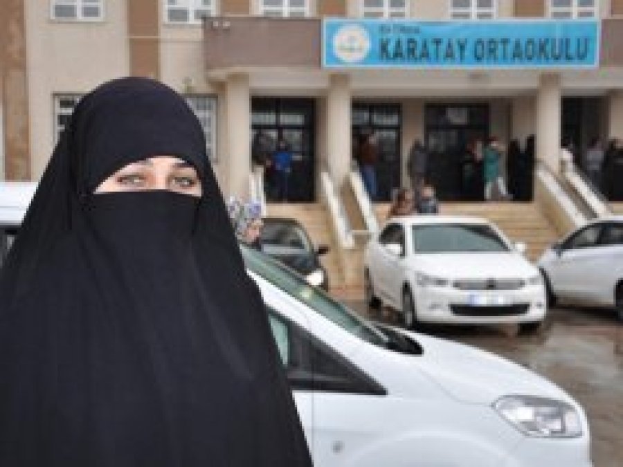 Tesettüründen dolayı rencide edildi