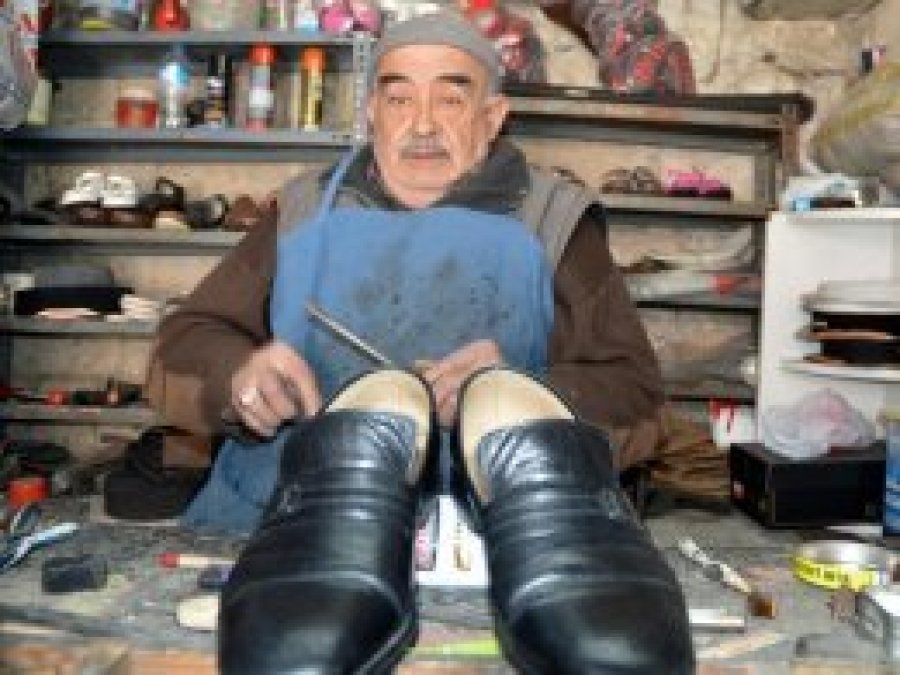 Eski ayakkabıları tamir ederek muhtaçlara dağıtıyor