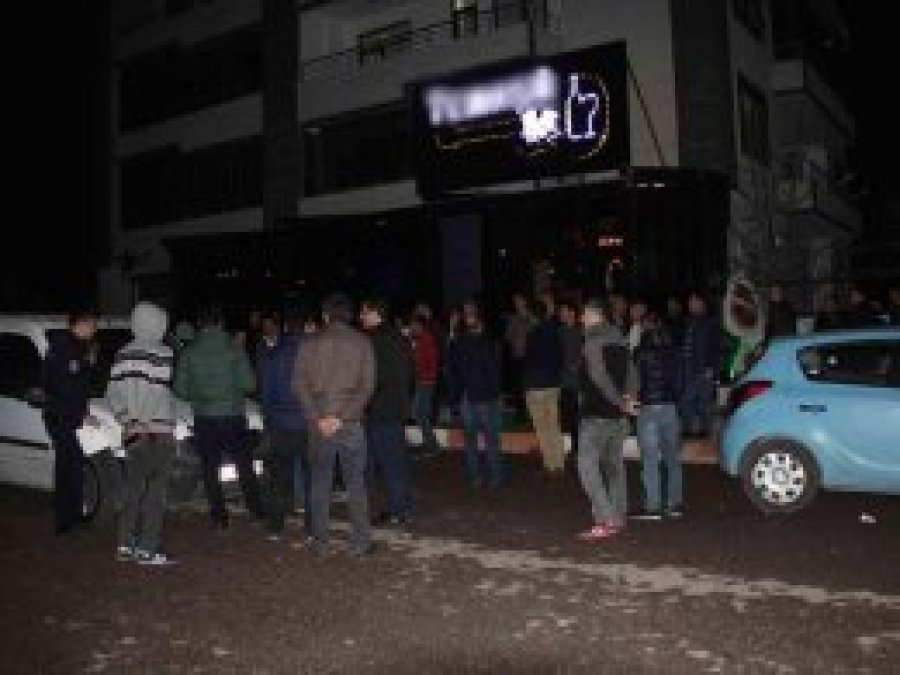 Mahallelinin tepki gösterdiği içkili kafe kapatıldı