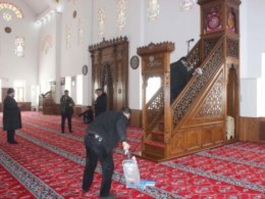 Cami ve okulların temizliğini hükümlüler yapıyor