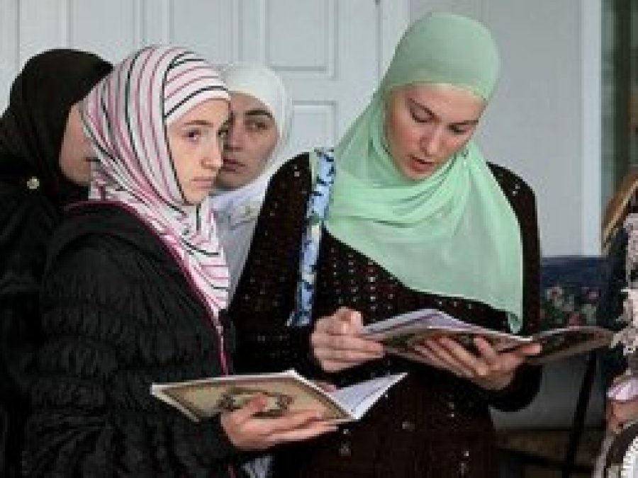 Çeçenistan'da okullarda başörtüsüne izin