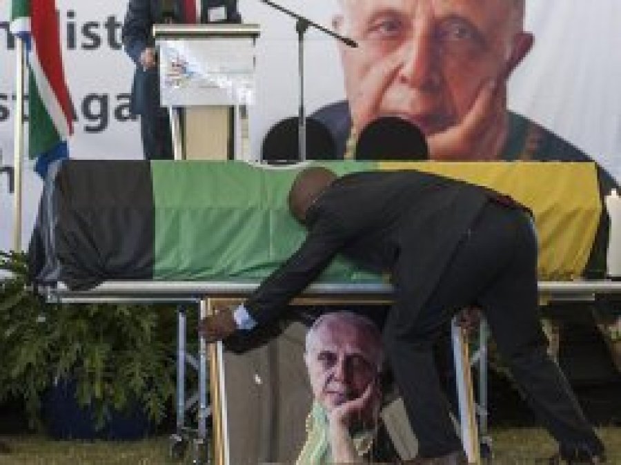 Güney Afrika'nın simge ismi Kathrada defnedildi