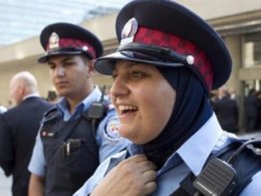 İskoçya'da kadın polislere başörtüsü izni
