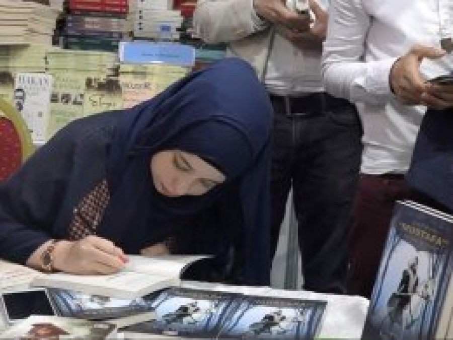 8 yaşında yazar olan kız ilgi odağı oldu