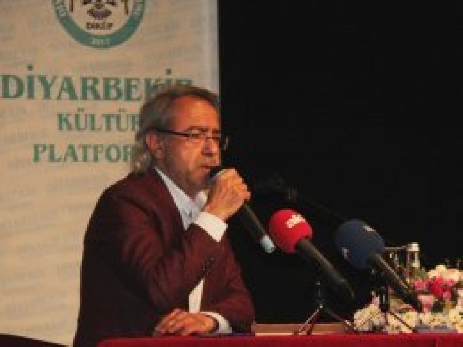 'Emperyalistin edebiyatı müfredatta var ama Kürd'ün yok'