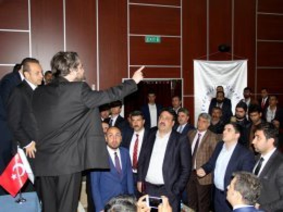 AK Parti toplantısında tartışma çıktı