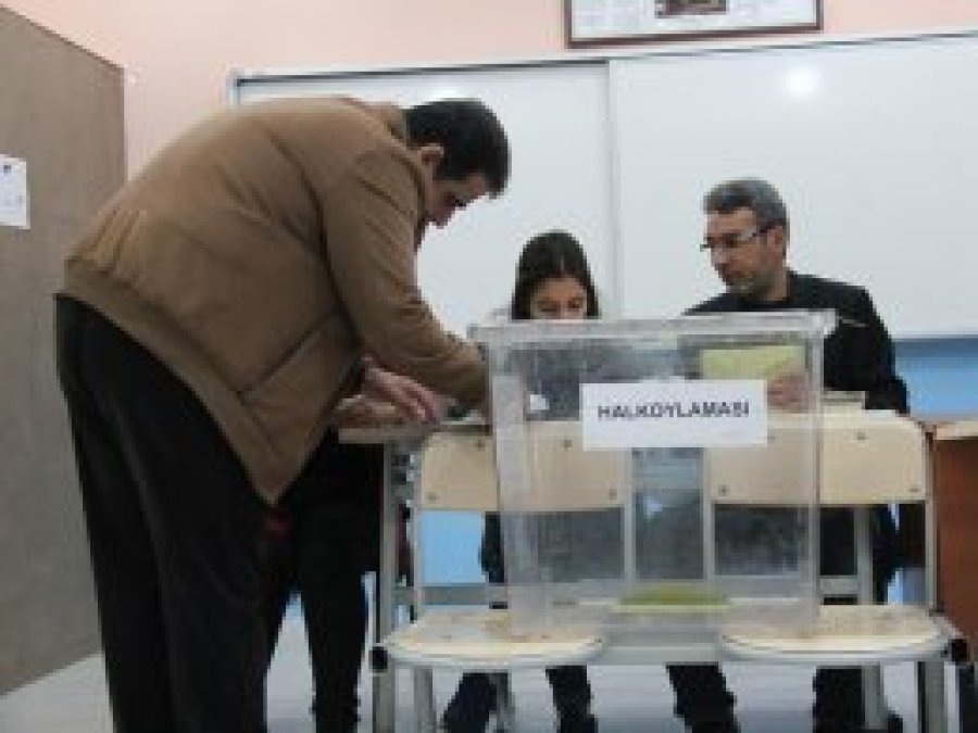 Diyarbakır'da oy kullanma işlemleri başladı