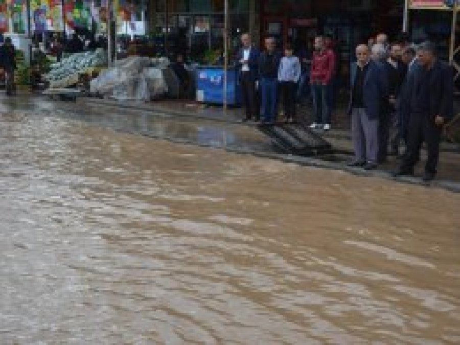 Kozluk'ta şiddetli yağış hayatı felç etti