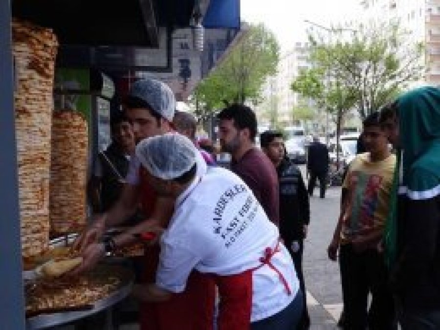 Kutlu Doğum münasebetiyle bedava döner dağıtıldı