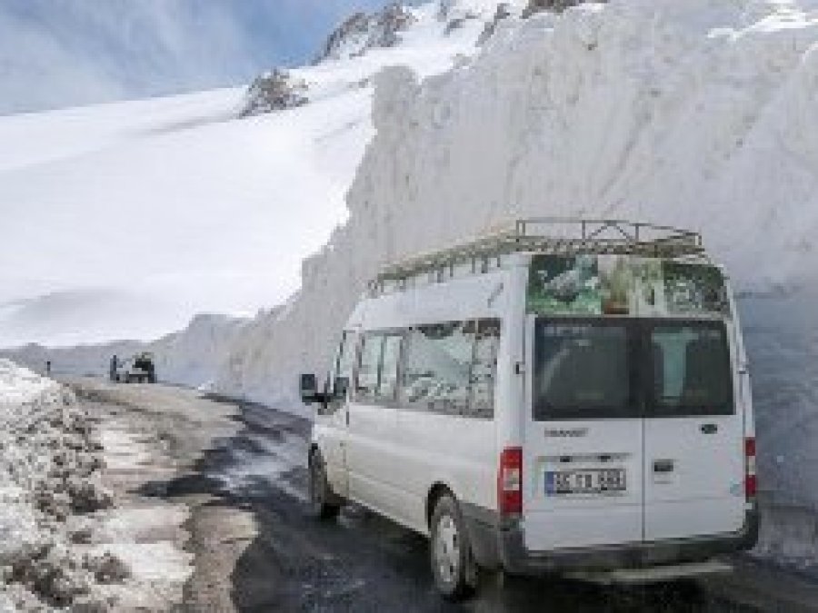 Nisanda 7 metre kar şaşırtıyor