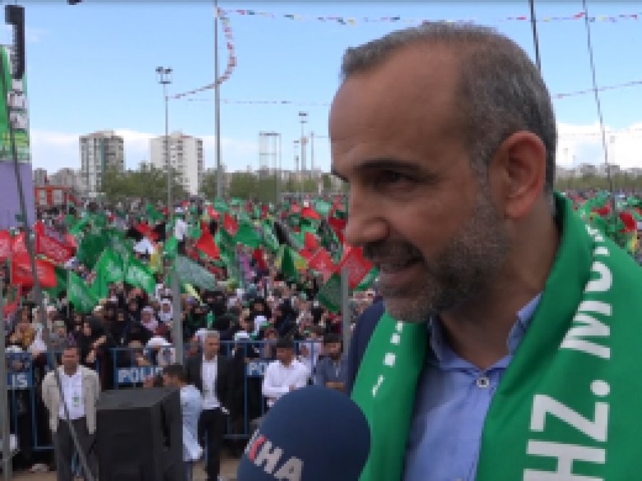 M. Ali Oğuz: Arkamda bir insan denizi var
