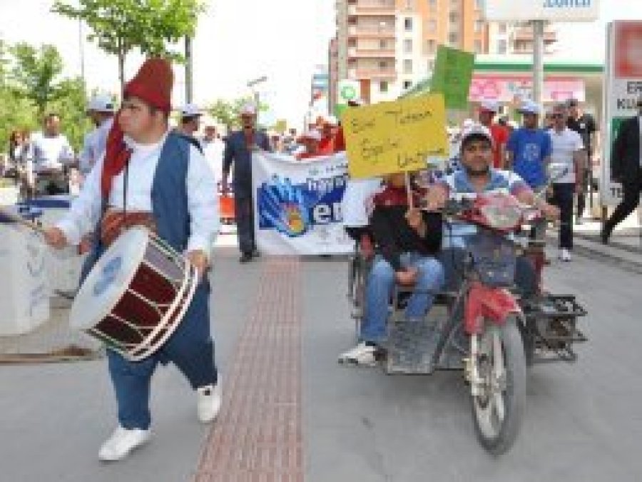 Engelliler farkındalık oluşturmak için yürüdüler