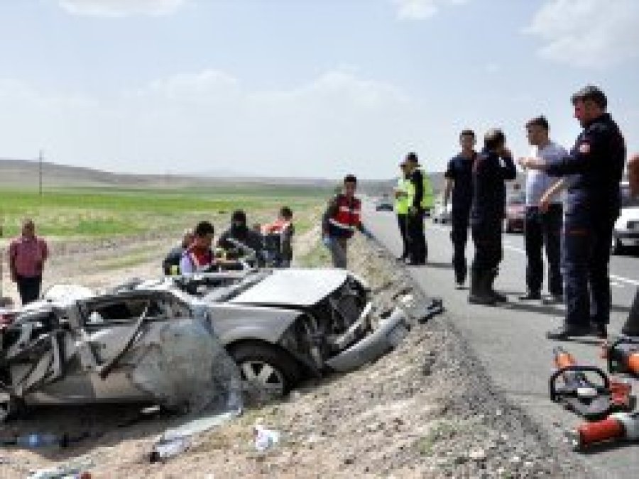 Kayseri'de iki otomobil çarpıştı: 3 ölü