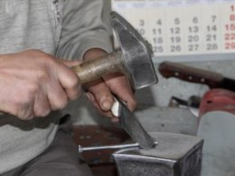 Ürettikleri Sivas bıçağı, çiviyi kesiyor