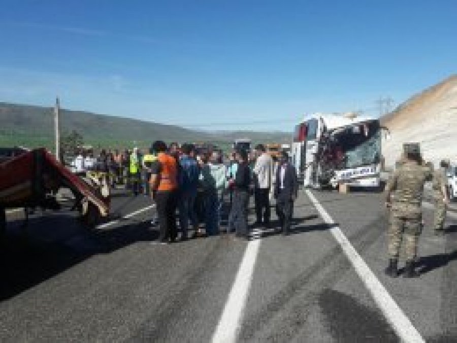Elazığ'da yolcu otobüsü TIR'a çarptı: 2 ölü 30 yaralı