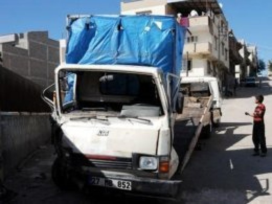 Kamyonet okul duvarına çarptı: 7 yaralı