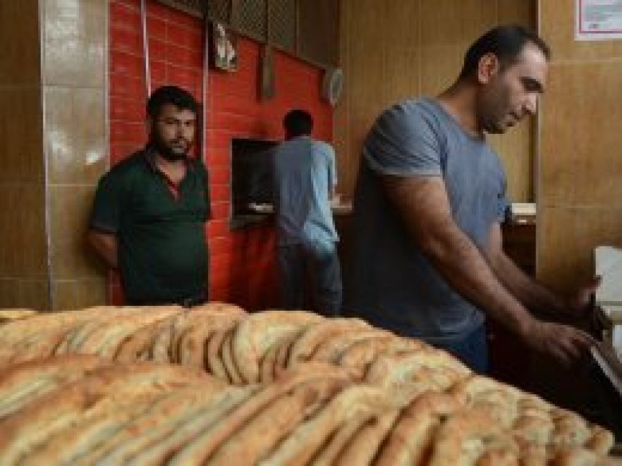 20 yıldır muhtaçlara ekmek dağıtıyorlar