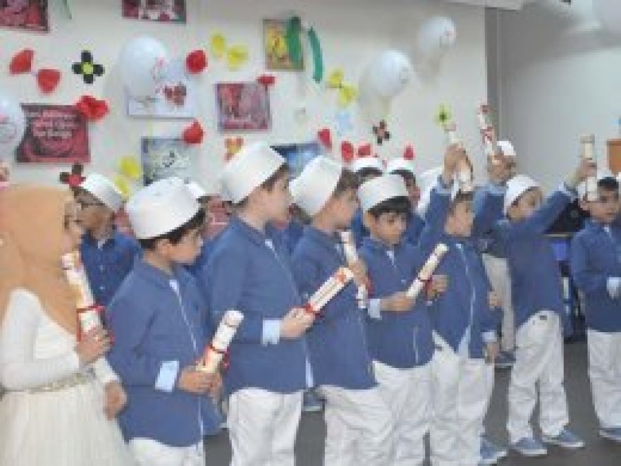 Kur'an talebesi miniklere diplomaları verildi