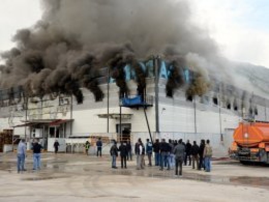 Marketler zincirinin deposunda yangın