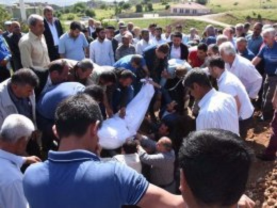 Saldırıda ölen 7 çocuk babası defnedildi