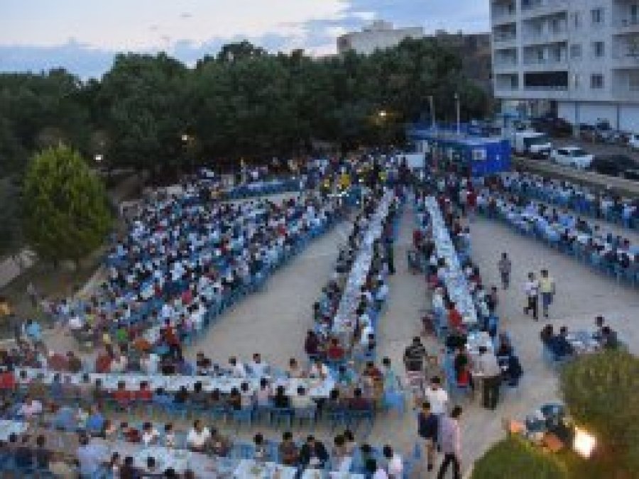Nusaybin'de yüzlerce kişi iftarda bir araya geldi