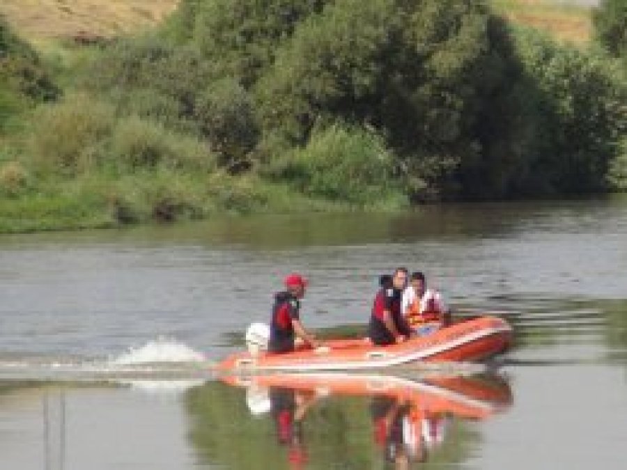 Serinlemek için suya giren çocuk boğuldu