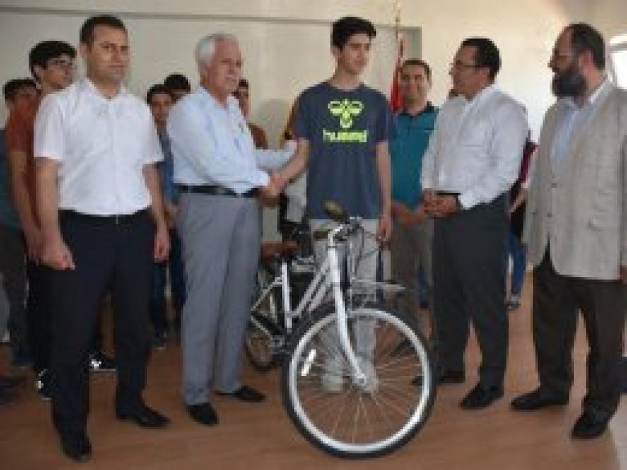 TEOG'da başarılı olan öğrencelere ödül