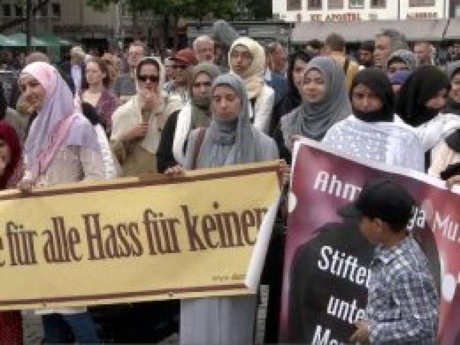 Köln'de Müslümanlar terör ve şiddeti kınadı