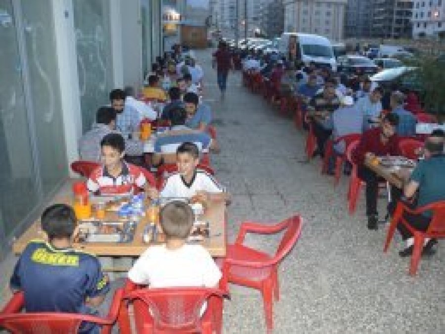 Gaziantep Umut Kervanı iftar yemeği verdi