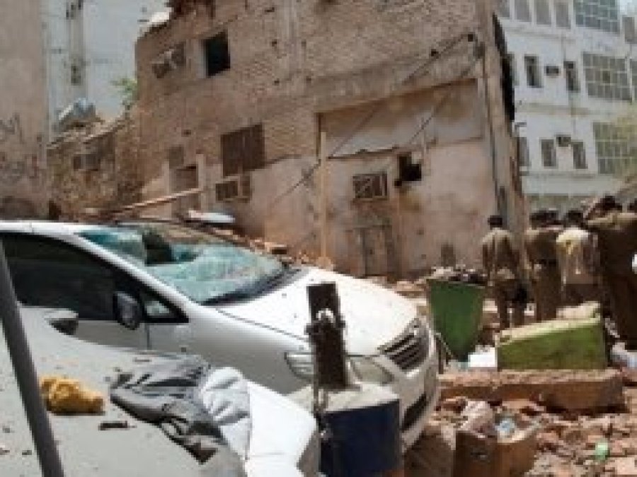 Mekke'de canlı bomba kendini patlattı