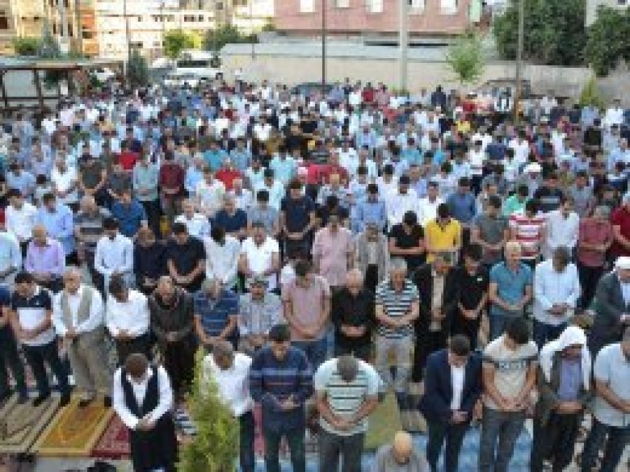 Siverek’te Bayram namazında camiler doldu taştı