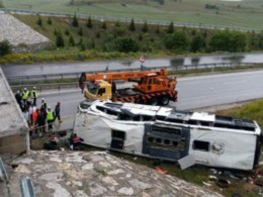 Yolcu otobüsü köprüden uçtu: 48 yaralı