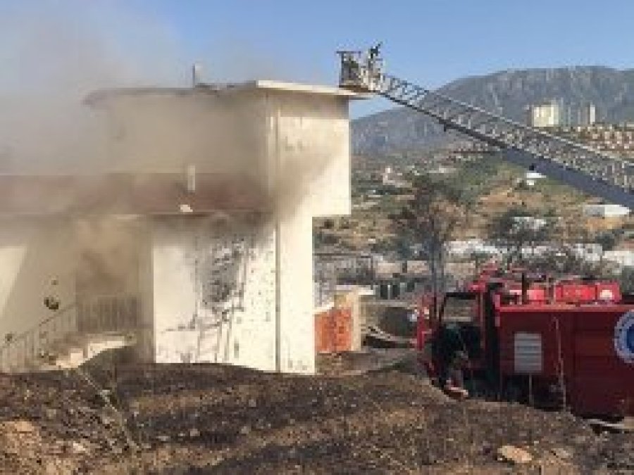 Alanya'da yangın villalara sıçradı
