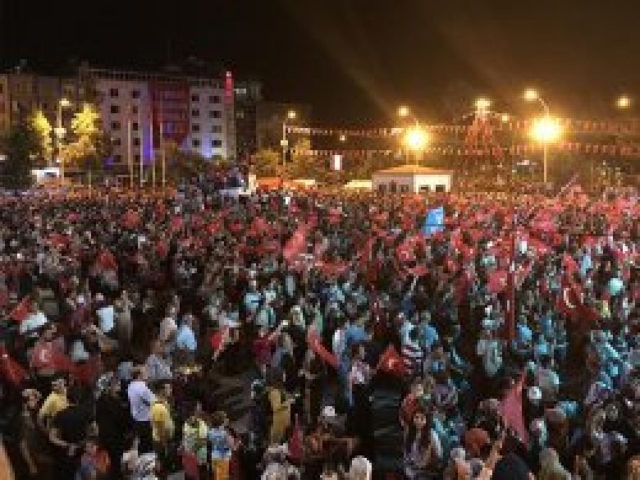 Adıyaman’da darbe girişimi lanetlendi