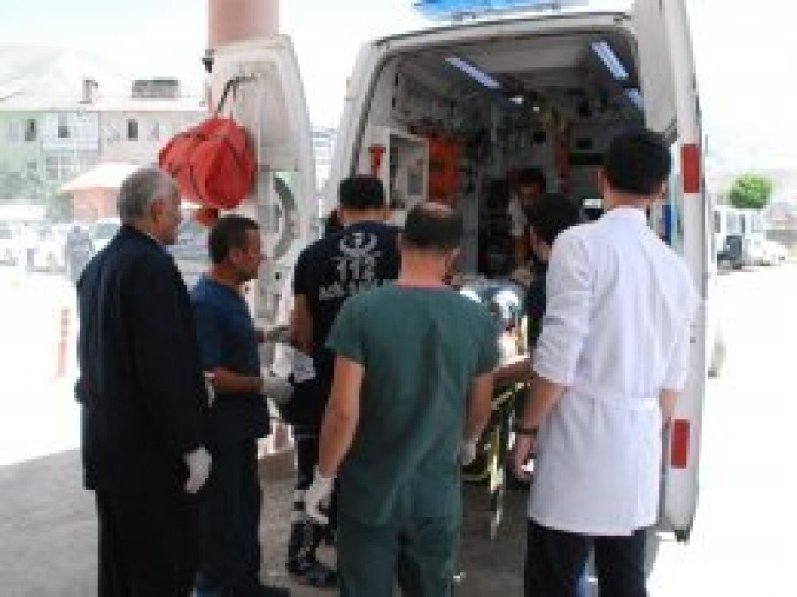 Hakkari'de askeri araca saldırı: 17 yaralı