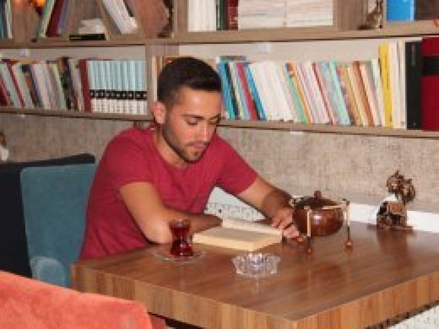 Kitap okuyana çay ve kahve bedava